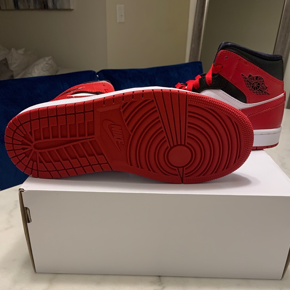 WMNS Jordan 1 - Picture 4 of 7